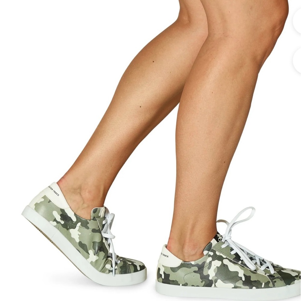 OTBT Women’s Court Sneaker in Camo Size 7.5 New in Box